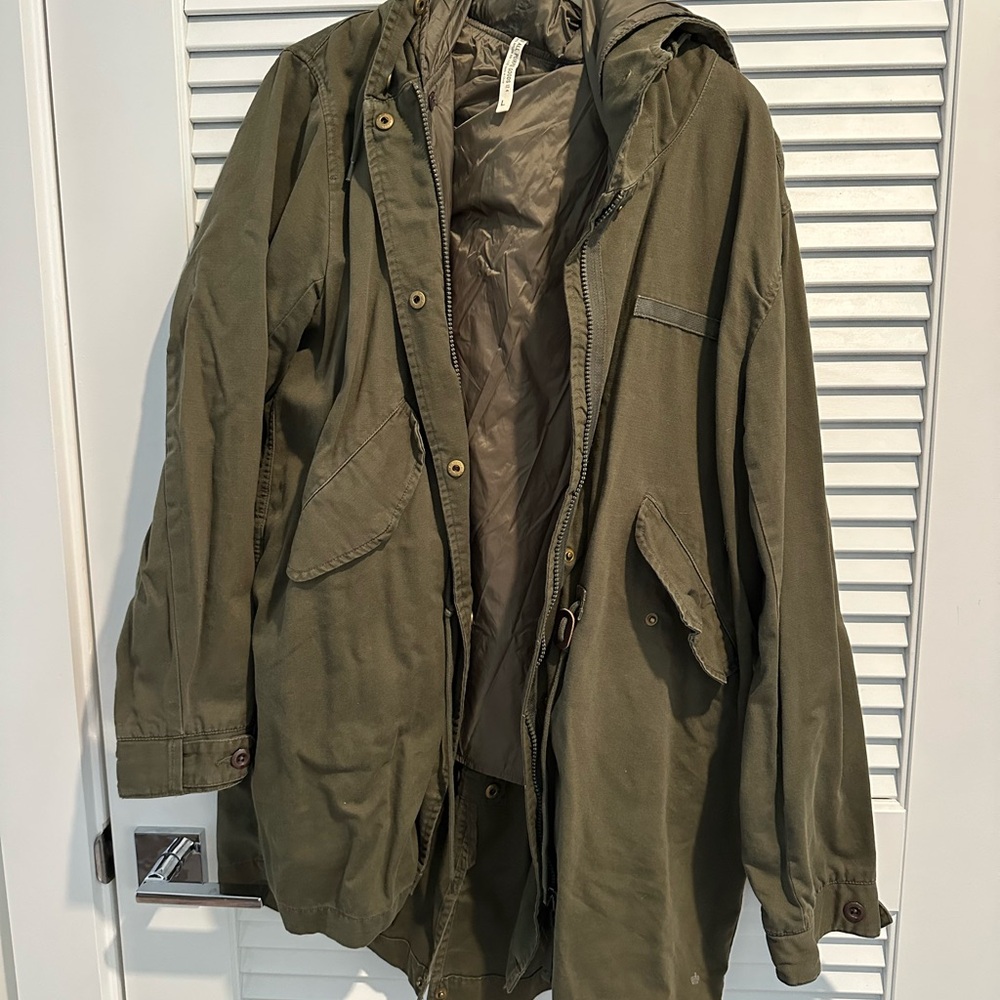 Green Puffer Jacket with Durable Material and Structured Shape